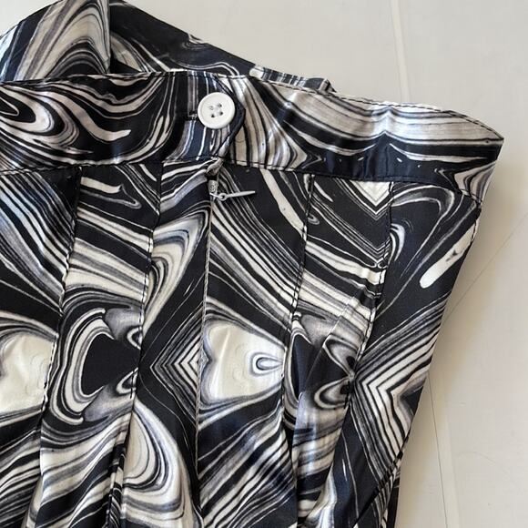 New BORN HONEY Satin Pleated Skort Mini Skirt Black White Marble SIZE Medium - Picture 3 of 7